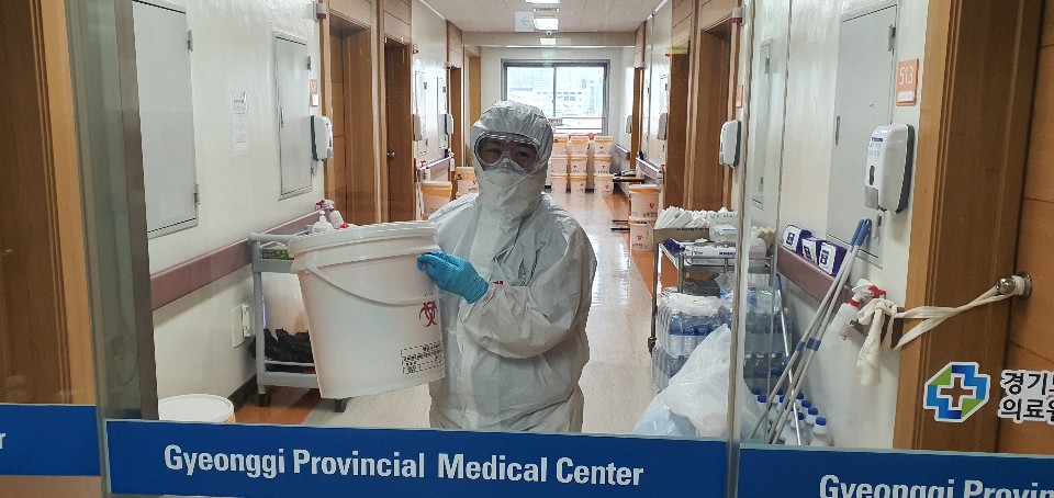 경기도의료원 수원병원, 직원들도 ‘코로나19’와 사투나서 병실별로 투입해 병실 소독 및 청소 전담