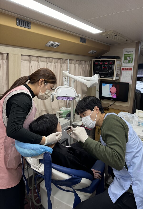 경기도의료원, 특수학교 찾아간 치과주치의… “진료 사각지대 없앤다”